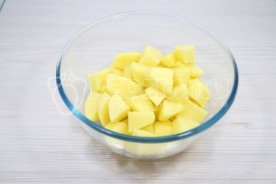 Нарезать картофель кусочками.