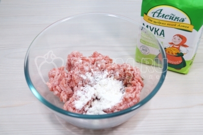 Добавить 2 столовые ложки муки и хорошо перемешать мясной фарш.