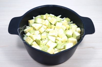 Добавить сверху капусты нарезанный кусочками кабачок.