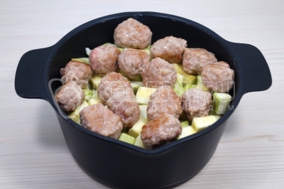 Выложить верхним слоем фрикадельки из мясного фарша.