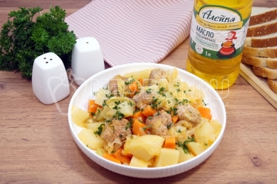 Овощное рагу с фрикадельками готово. Можно подавать к столу. Натуральные продукты питания ТМ «Алейка», мука, натуральное подсолнечное масло, крупы и макароны помогут вам в приготовлении не только вкусных, но и полезных блюд для всей семьи.
