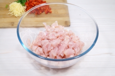 Куриное филе нарезать мелкими кубиками в миску.