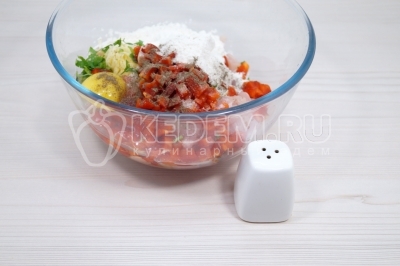 Добавить 1/2 чайной ложки соли и черный молотый перец по вкусу.