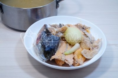 Бульон процедить, отобрать мясо от рыбного набора, отварную луковицу выкинуть.