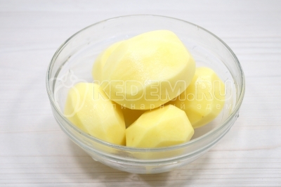 Чтобы приготовить картофель дольками в духовке со специями, нужно 600 грамм картофеля очистить.