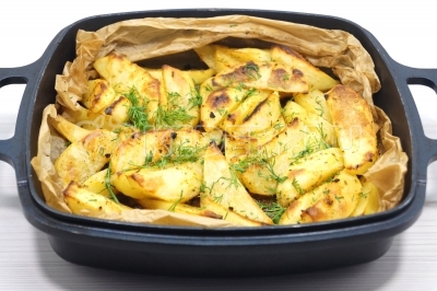 Вынуть картофель из духовки. Посыпать по желанию мелко нарезанным укропом.