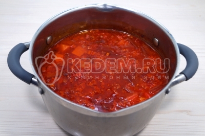 Добавить в готовый свекольник соль в самом конце, примерно 1 чайную ложку, корректируйте по вкусу.