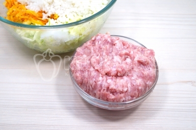 Добавить 300 грамм мясного фарша.