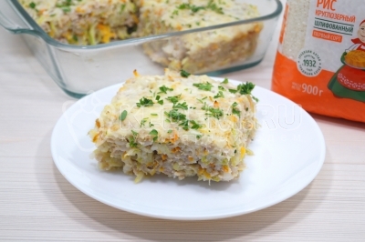 Готовую запеканку разрезать на порционные кусочки. Разложить по тарелкам и украсить мелко нашинкованной петрушкой.