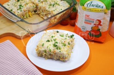 Запеканка с рисом, фаршем и кабачками готова. Можно подавать к столу. Круглозерный рис ТМ «Алейка» – идеальный выбор для приготовления вторых блюд благодаря своей мягкости и способности хорошо впитывать вкусы. Он отлично подходит для запеканок, ризотто и пудингов, так как при варке становится нежным и слегка клейким. Этот сорт риса прекрасно сочетается с мясом, овощами и соусами, делая блюда более сытными.