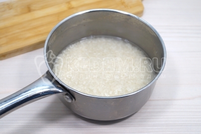 Промыть рис и выложить в сотейник.