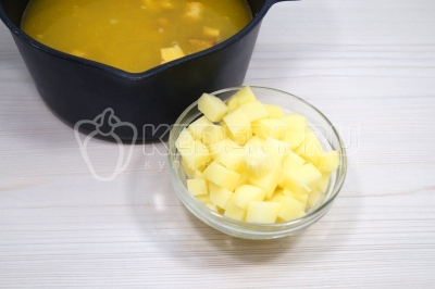 Добавить кубиками нарезанный картофель.