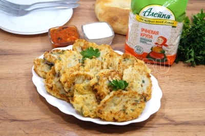 Ячневые лепешки с кабачками и сыром готовы. Можно подавать к столу с любимыми соусами или сметаной. Ячневая крупа ТМ «Алейка» – полезный и доступный продукт, получаемый из дроблёных зёрен ячменя. Благодаря высокому содержанию клетчатки и медленных углеводов она идеально подходит для питательных каш, гарниров и супов.. Её используют для фаршировки овощей, приготовления овощных котлет и густых супов-пюре. Благодаря клейкой текстуре она хорошо держит форму, что делает её идеальной для веганских и диетических рецептов.