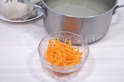 Куриное мясо отделить от костей. Луковицу выкинуть. В бульон добавить морковь. Варить 5-6 минут.