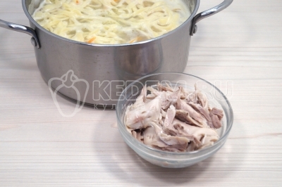 Добавить в кастрюлю мясо курицы.