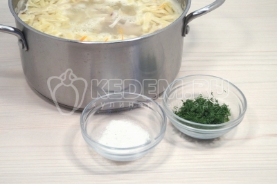 Добавить 1/2 чайной ложки соли и укроп.