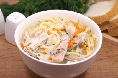 Домашняя лапша с курицей готова. Разлить по тарелкам и подавать к столу.