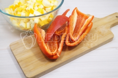 Болгарский перец очистить от семян и нарезать кубиками. 