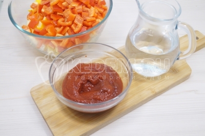 120 грамм томатной пасты смешать с 300 миллилитрами холодной воды. 