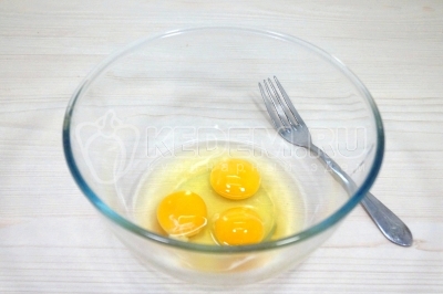 В миске взбить 3 яйца вилкой. 