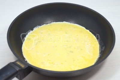 Вылить яичную смесь в сковороду. Готовить 1 минуту. 
