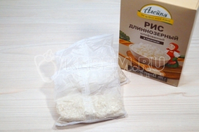 Чтобы приготовить рис с овощами вок по-азиатски, нужно из упаковки достать 2 пакетика для варки длиннозерного риса. 