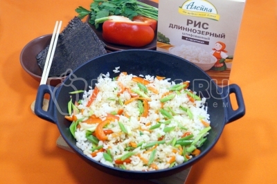 Рис с овощами вок по-азиатски готов. Можно подавать к столу. Длиннозерный рис в пакетиках, ТМ « Алейка», готовится быстро и требует минимальных усилий. Он отличается тонкими вытянутыми зернами, которые остаются рассыпчатыми после варки. Его нейтральный вкус и легкий аромат делают его идеальным гарниром к мясу, рыбе и овощам. Такой рис особенно ценится в азиатской и индийской кухне.