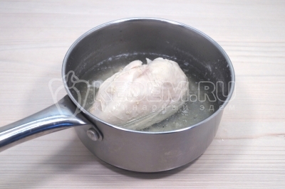 Чтобы приготовить салат с жареными шампиньонами, курицей и сыром, нужно куриное филе отварить 15-20 минут на среднем огне. Остудить куриное филе в бульоне. 
