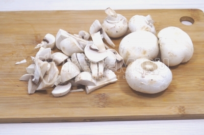150 гамм свежих шампиньонов нарезать кусочками.