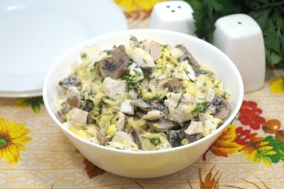 Наш очень вкусный салат с жареными шампиньонами, курицей и сыром готов. Можно подавать к столу.