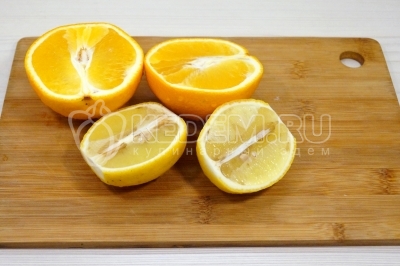 Чтобы приготовить варенье из тыквы как манго, нужно апельсин и лимон разрезать на части и удалить косточки.