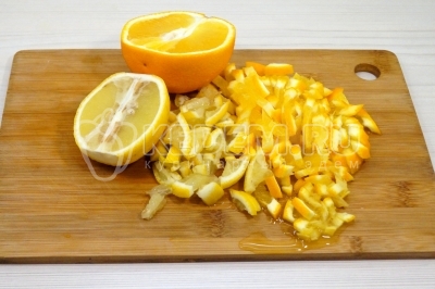 Нарезать фрукты мелкими кусочками.