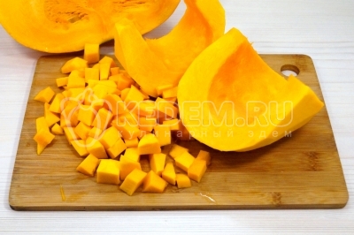 500 грамм мякоти тыквы очистить и нарезать кубиками.