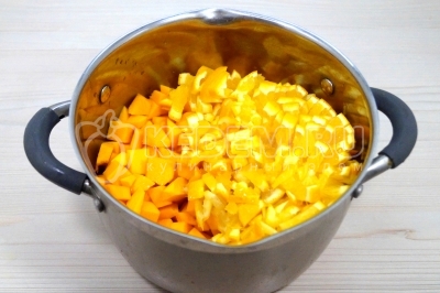 В кастрюле сложить тыкву, апельсин и лимон.