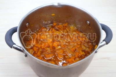 Варить варенье на медленном огне 30-40 минут, до янтарного цвета.