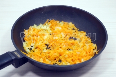 На сковороде разогреть 3 столовые ложки подсолнечного масла и обжарить овощи помешивая 4-5 минут на среднем огне.