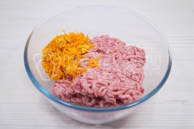 В большой миске смешать 500 грамм мясного фарша и обжаренные овощи.