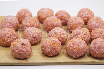 Сформировать небольшие фрикадельки.