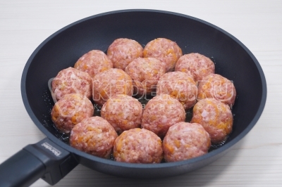 Выложить фрикадельки в сковороду.