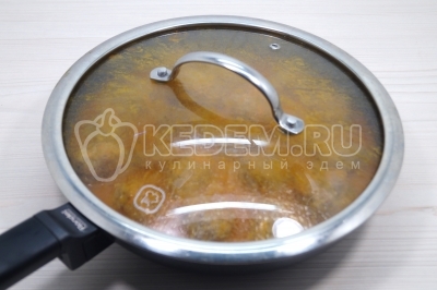 Томить под крышкой на медленном огне 25-30 минут.