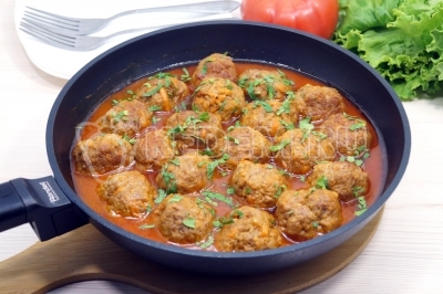 Фрикадельки на сковороде готовы. Можно подавать к столу с любимым гарниром.