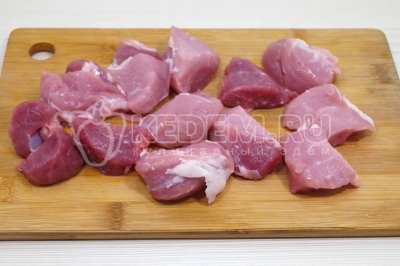 Чтобы приготовить жаркое из картофеля со свининой, нужно 400 грамм мякоти свинины нарезать небольшими кусочками.