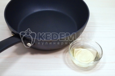 На сковороде разогреть 3 столовые ложки подсолнечного масла.