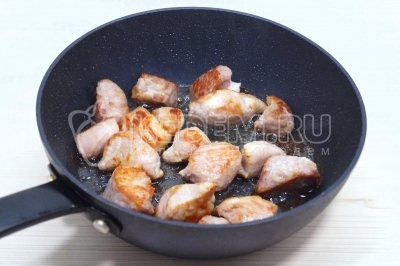 Обжарить кусочки свинины помешивая до румяной корочки. Снять мясо со сковороды.