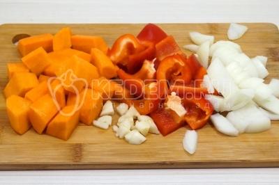 Крупно нарезать морковь, болгарский перец, луковицу. Измельчить 2 зубчика чеснока.