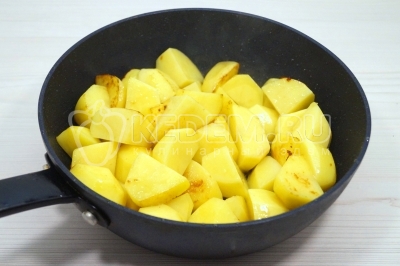 В сковороду добавить картофель и обжарить 4-5 минут помешивая. Снять картофель со сковороды.