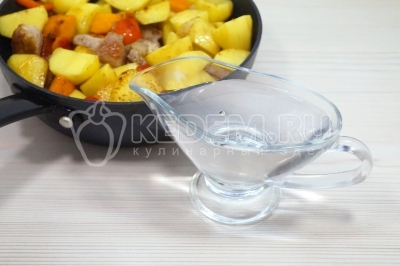 Добавить картофель и перемешать. Добавить 300 миллилитров воды.