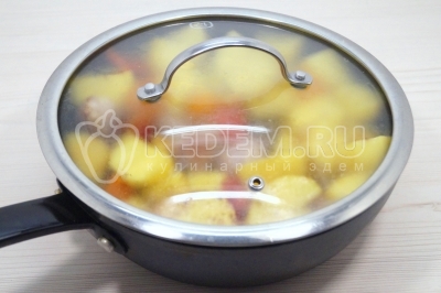 Прикрыть крышкой и готовить на среднем огне 30-35 минут.