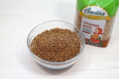 В миску отмерить 150 грамм гречневой крупы.