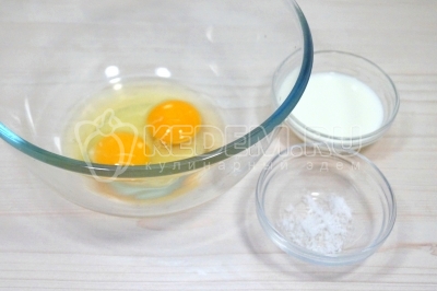 В миске взбить 2 яйца, 50 миллилитров молока и 1 щепотку соли.